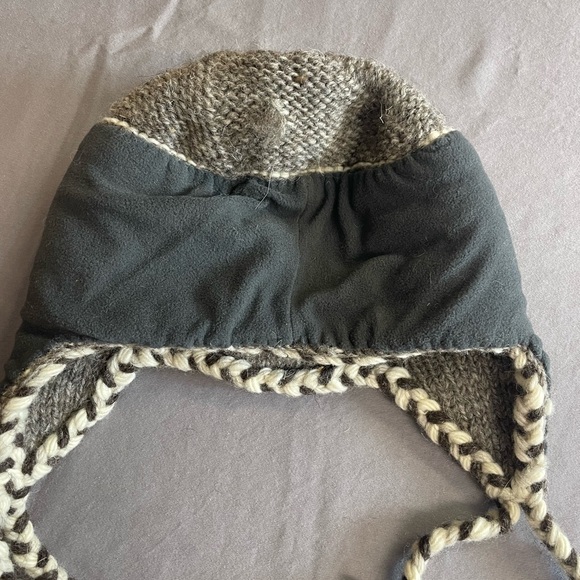 Windhorse pure wool hat with ear flaps, made in Nepal - Picture 8 of 9